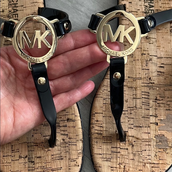 MICHAEL Michael Kors Black Patent Leather Gold Logo Thong Sandals, Szie 8 - Picture 2 of 6